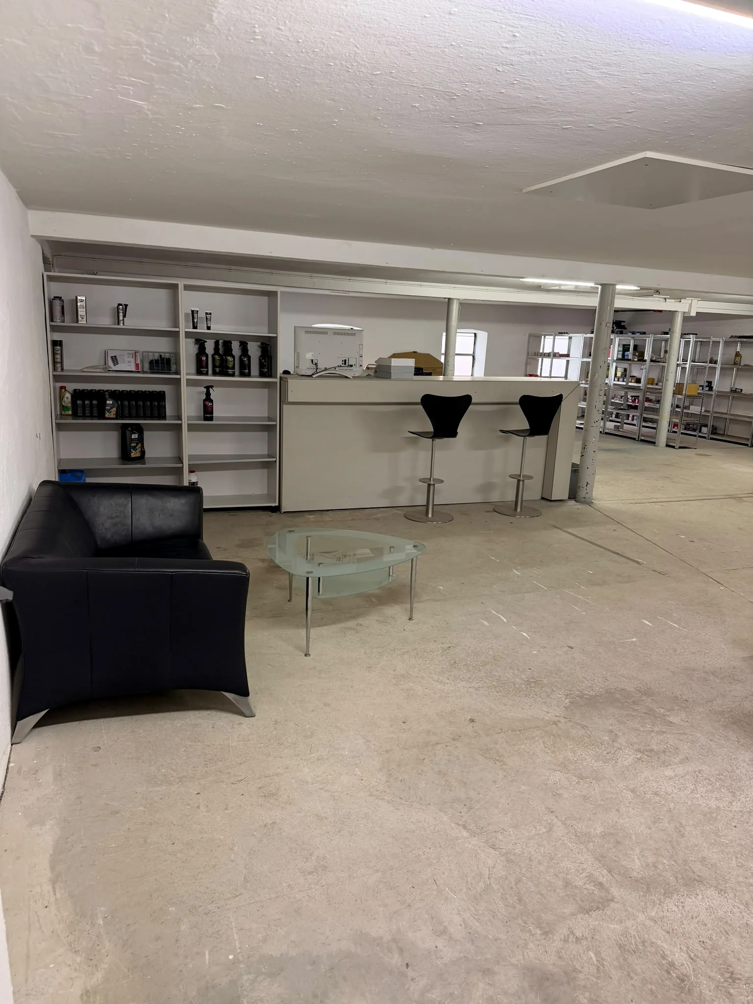 Asvaldis Ausstellungs- und Lagerbereich